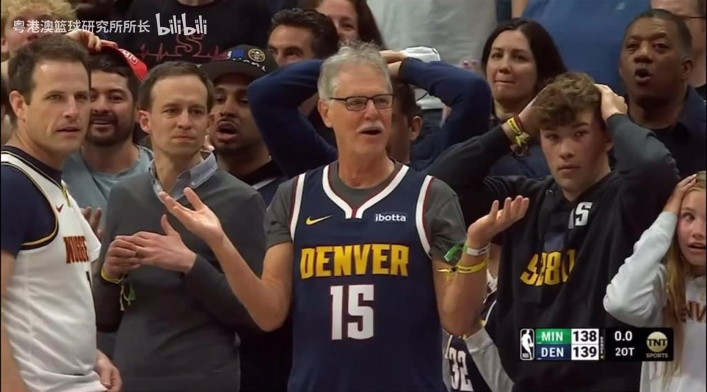 導(dǎo)火索？回顧此前掘金對(duì)陣森林狼，威少送出三分犯規(guī)后的眾生相！