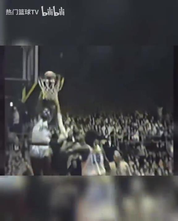 這是怪物嗎？張伯倫高中時(shí)期是怎么打球的？校園里的明星！