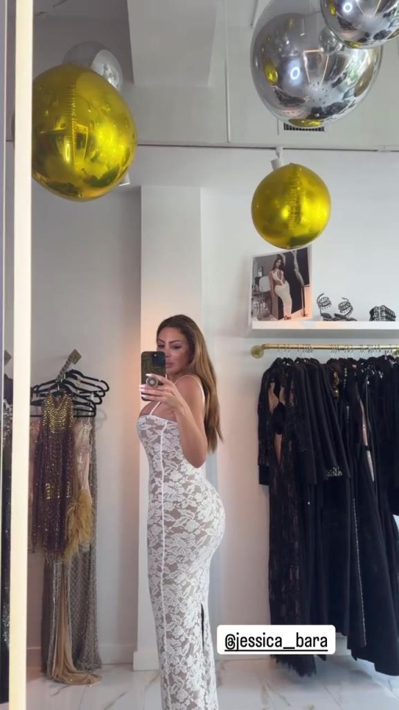 徐娘半老！皮蓬前妻穿吊帶裙自拍，這身材也太炸裂了！