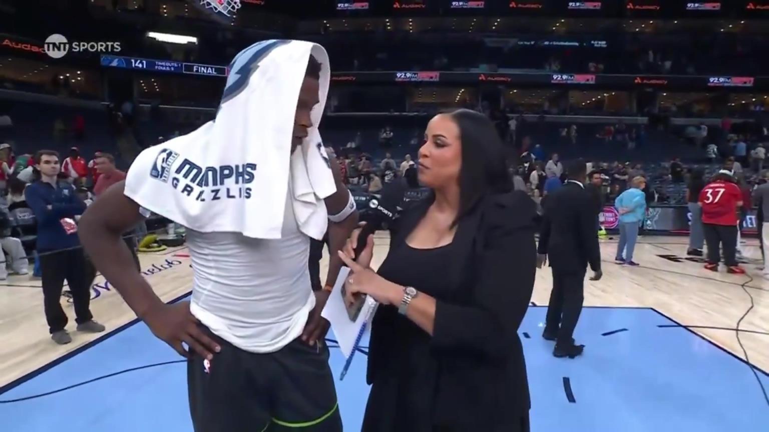 華子賽后接受一位豐滿女記者的采訪！