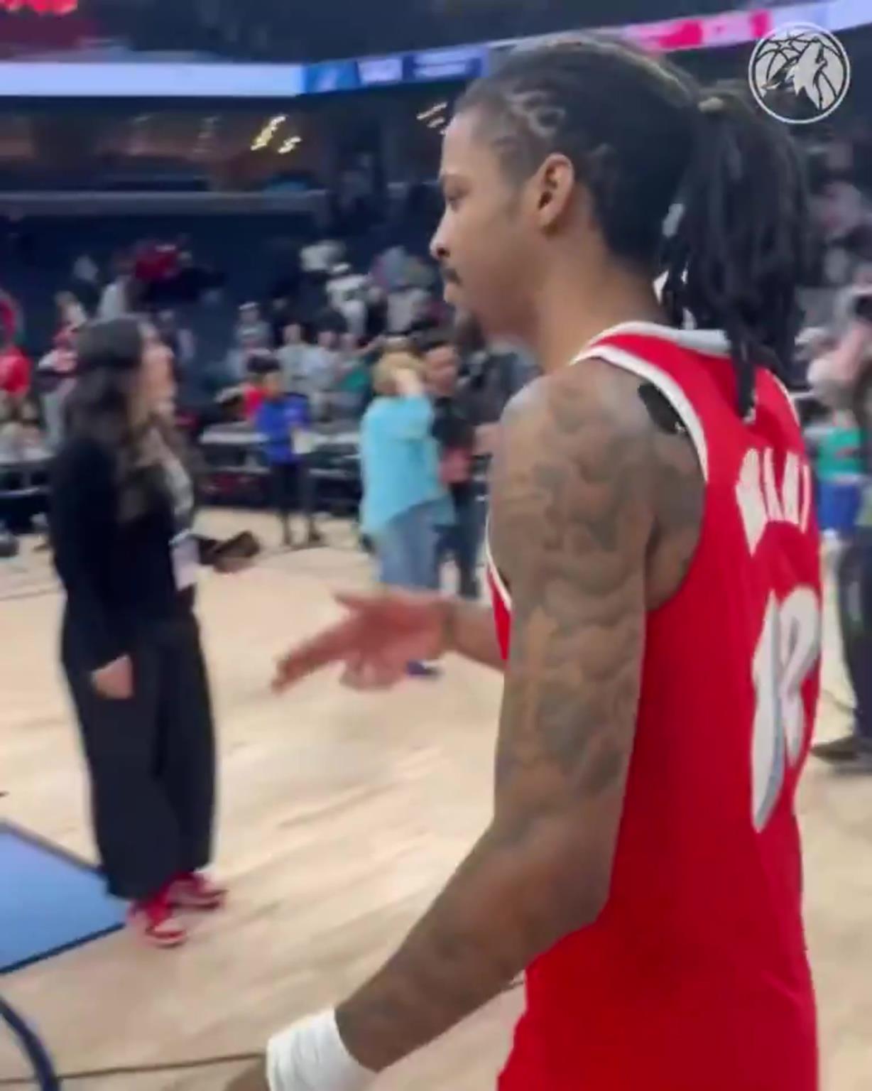 笑死！莫蘭特賽后與華子握手，竟然也是比出“手槍”的手勢(shì)