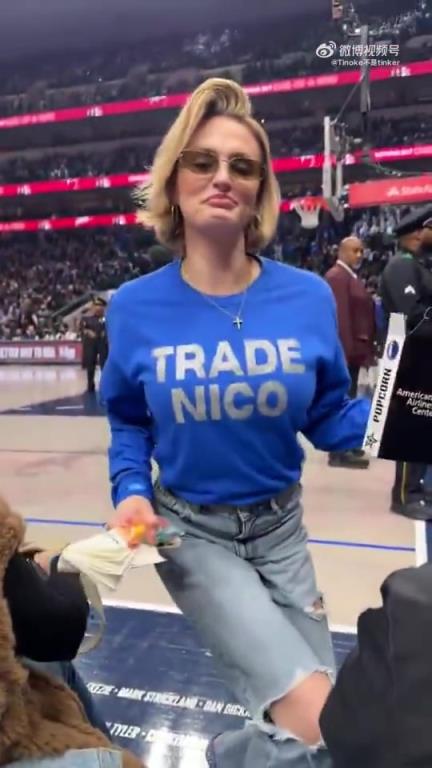 主場不準(zhǔn)球迷打印“解雇Nico”標(biāo)語，女球迷就出此下策