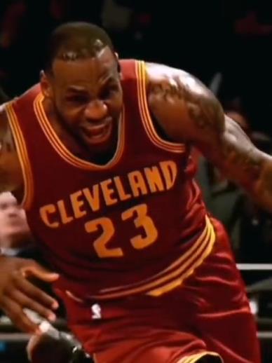 老詹這恐怖的大體格，完美詮釋什么叫“人型坦克”！