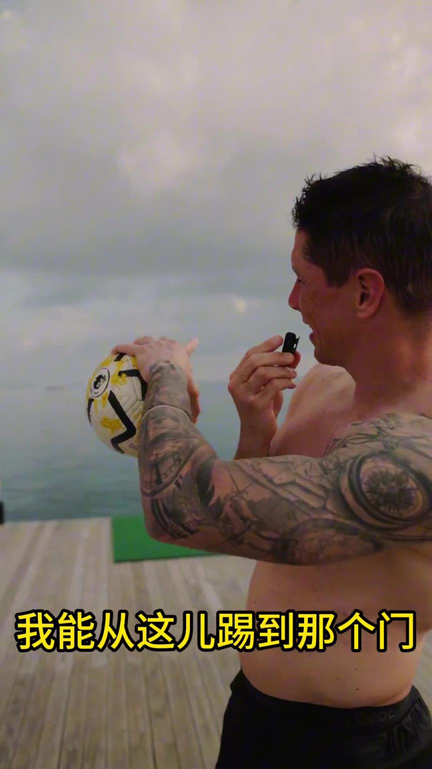 當(dāng)年多少人的偶像！托雷斯挑戰(zhàn)赤腳進(jìn)球