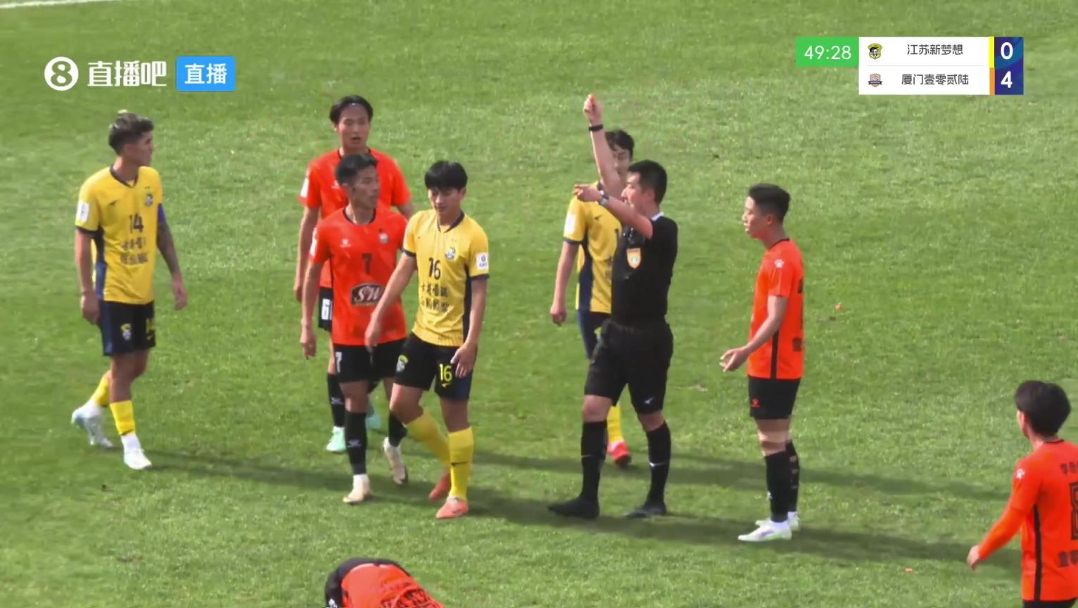 比姆巴佩抬的還高，中冠球員亮鞋釘兇狠蹬踏被裁判直紅驅(qū)逐