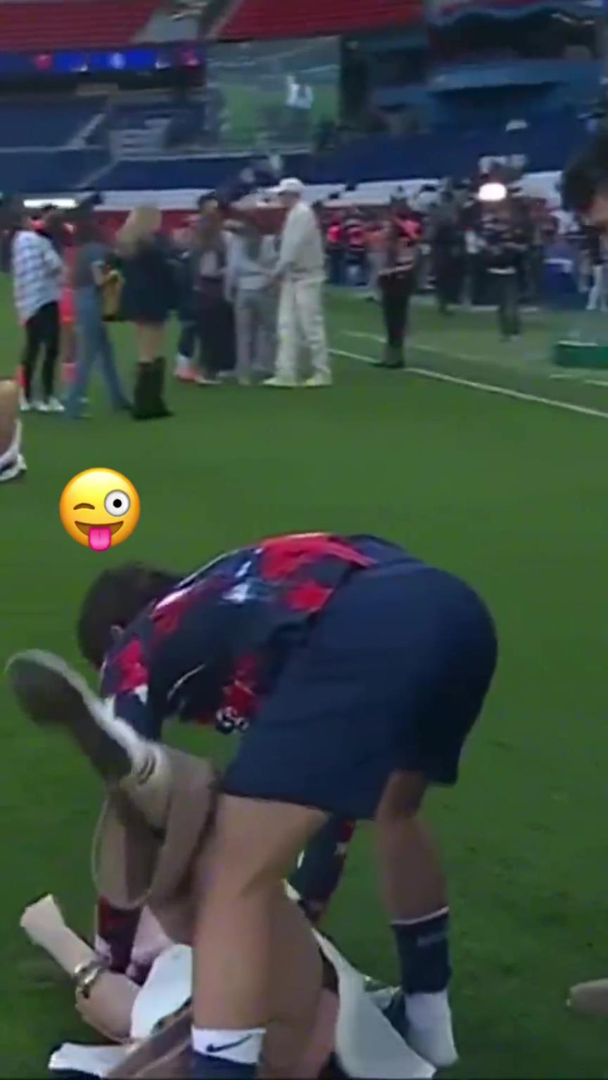 玩這么花?。績?nèi)維斯在家人面前把自己女友按倒在地