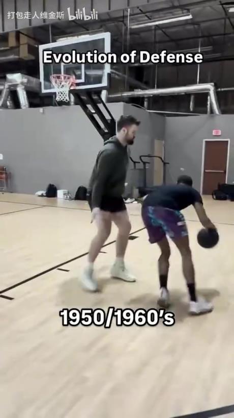 太真實了！外網(wǎng)網(wǎng)紅惡搞NBA不同時代的防守尺度變化！