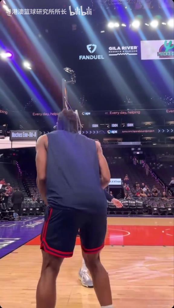 機(jī)器人級別的靜態(tài)身體！近距離看小卡的賽前熱身！