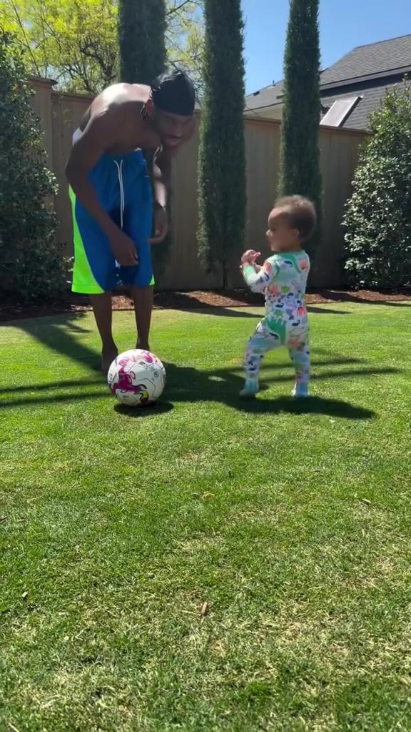 足球要從娃娃抓起！SGA帶娃踢足球，小孩摔倒時鼓掌“嘲笑”！